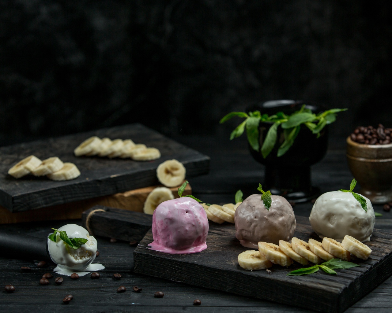 Шарики мороженого на столе с кусочками банана