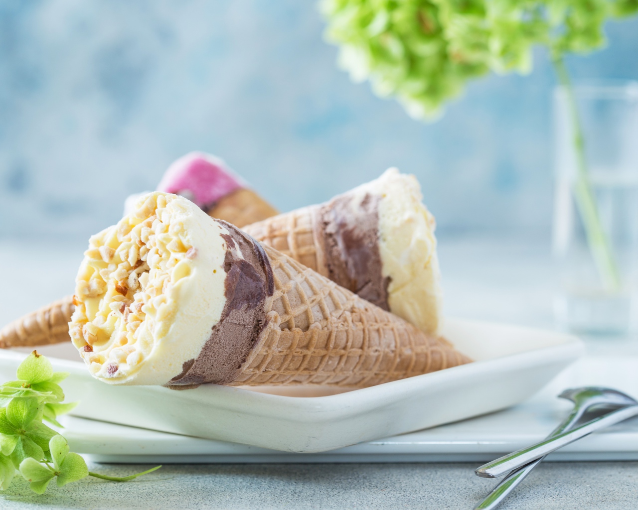 Мороженое рожок в вафельной трубочке на столе 