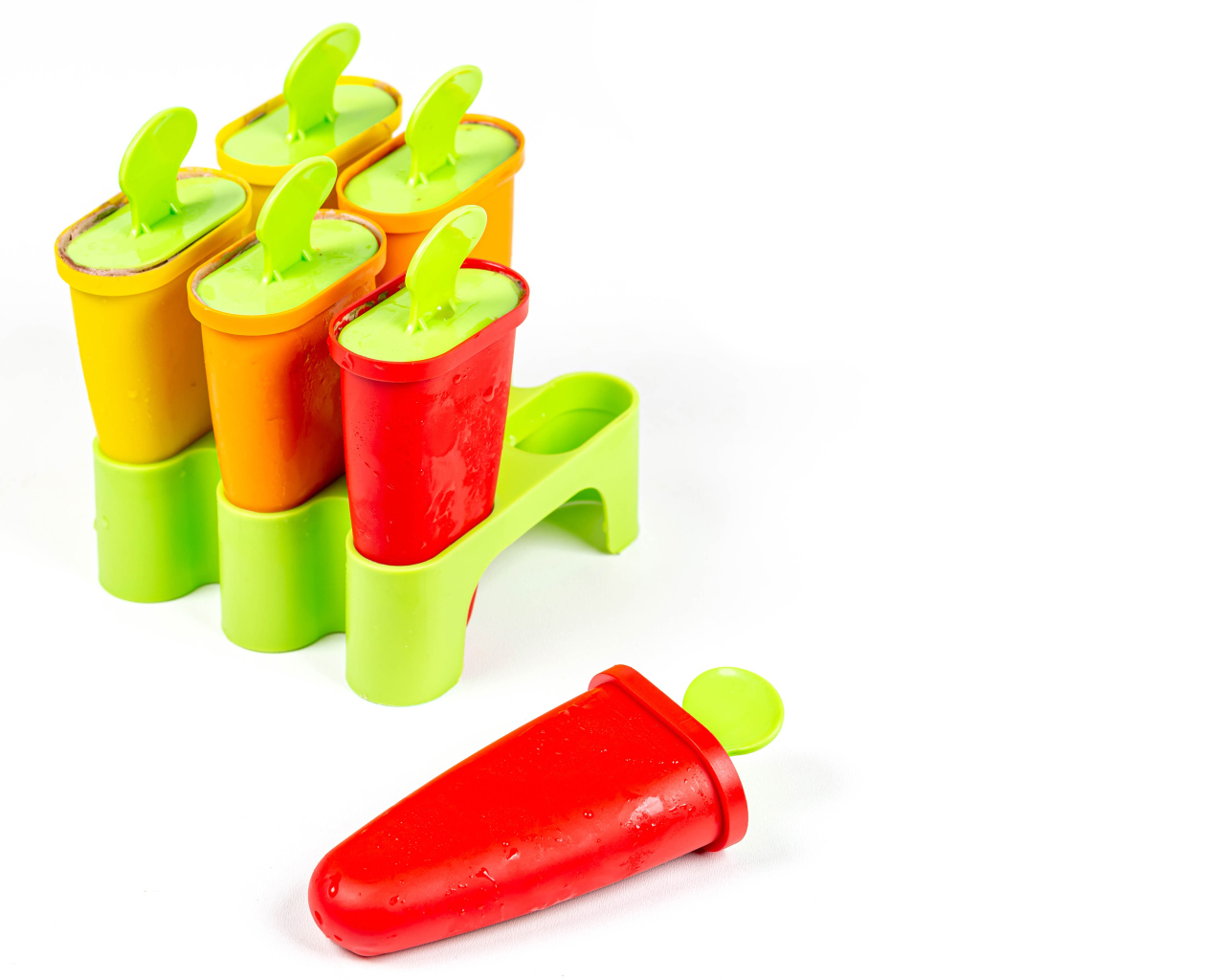 Формочки для мороженного на сером фоне