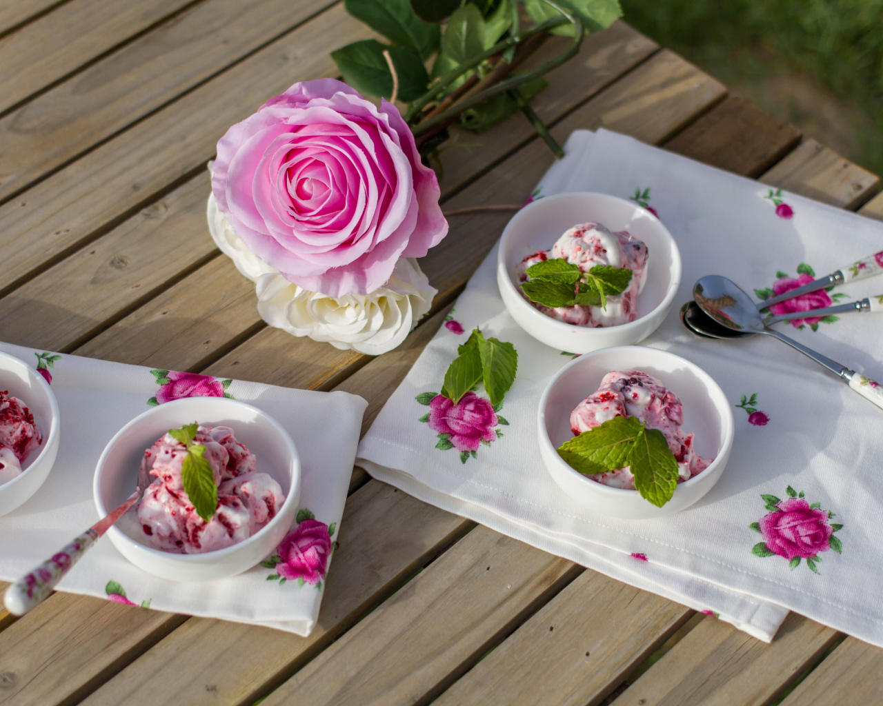 Мороженое на столе с розовой розой 