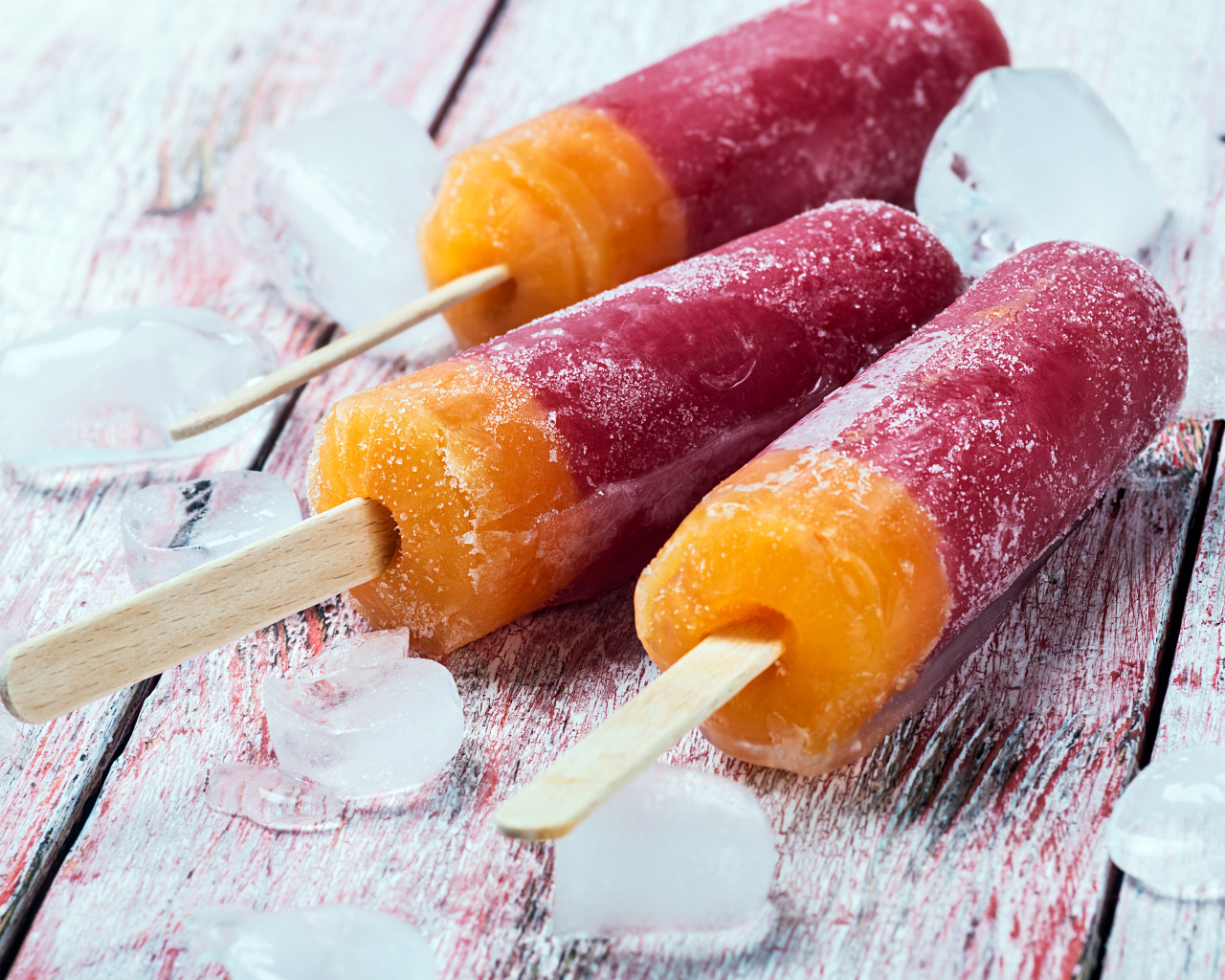 Мороженое фруктовый лед на деревянном столе 