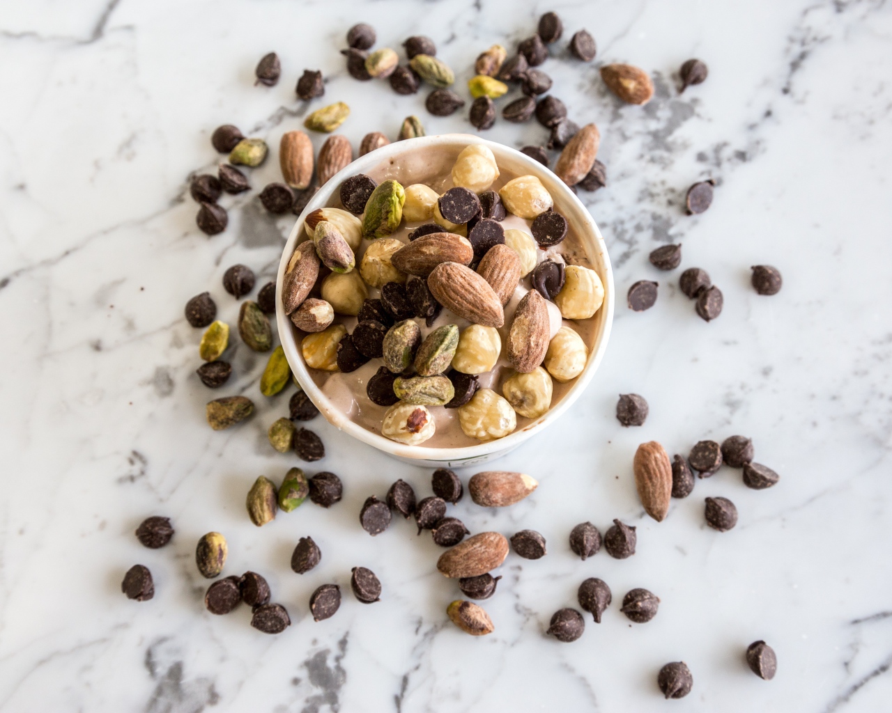 Мороженое с орехами и шоколадными каплями