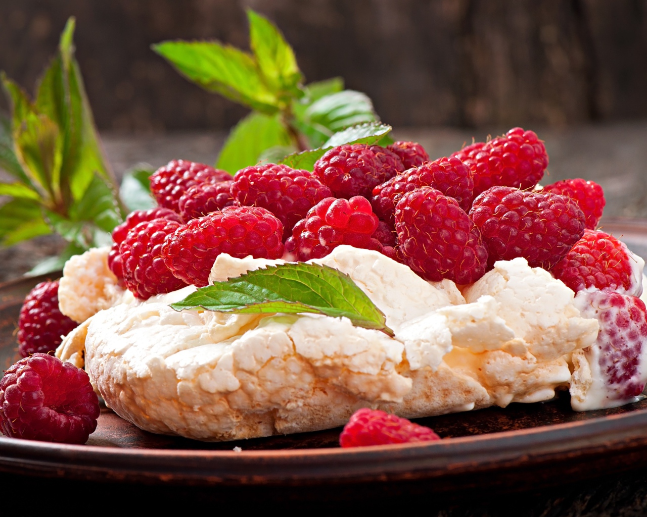 Мороженое с ягодами спелой красной малины 