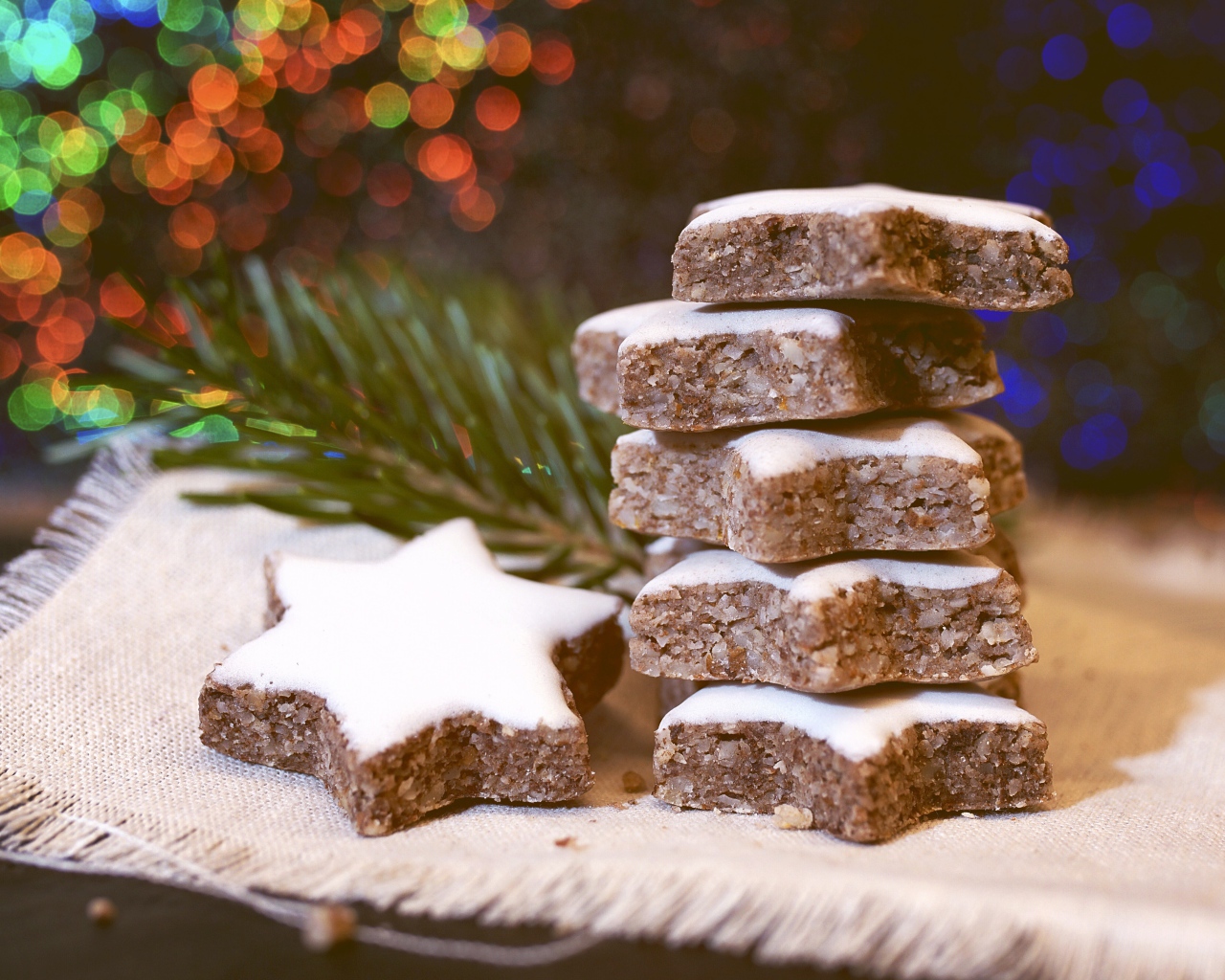 Печенье с глазурью на столе с еловой веткой 