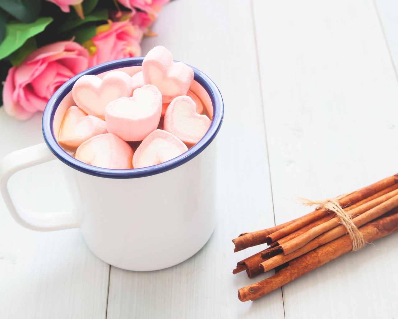 Железная чашка какао с маршмеллоу на столе с корицей 