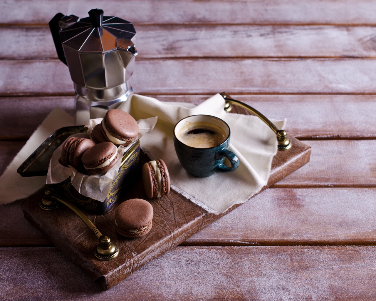 Печенье макарун на столе с кофе