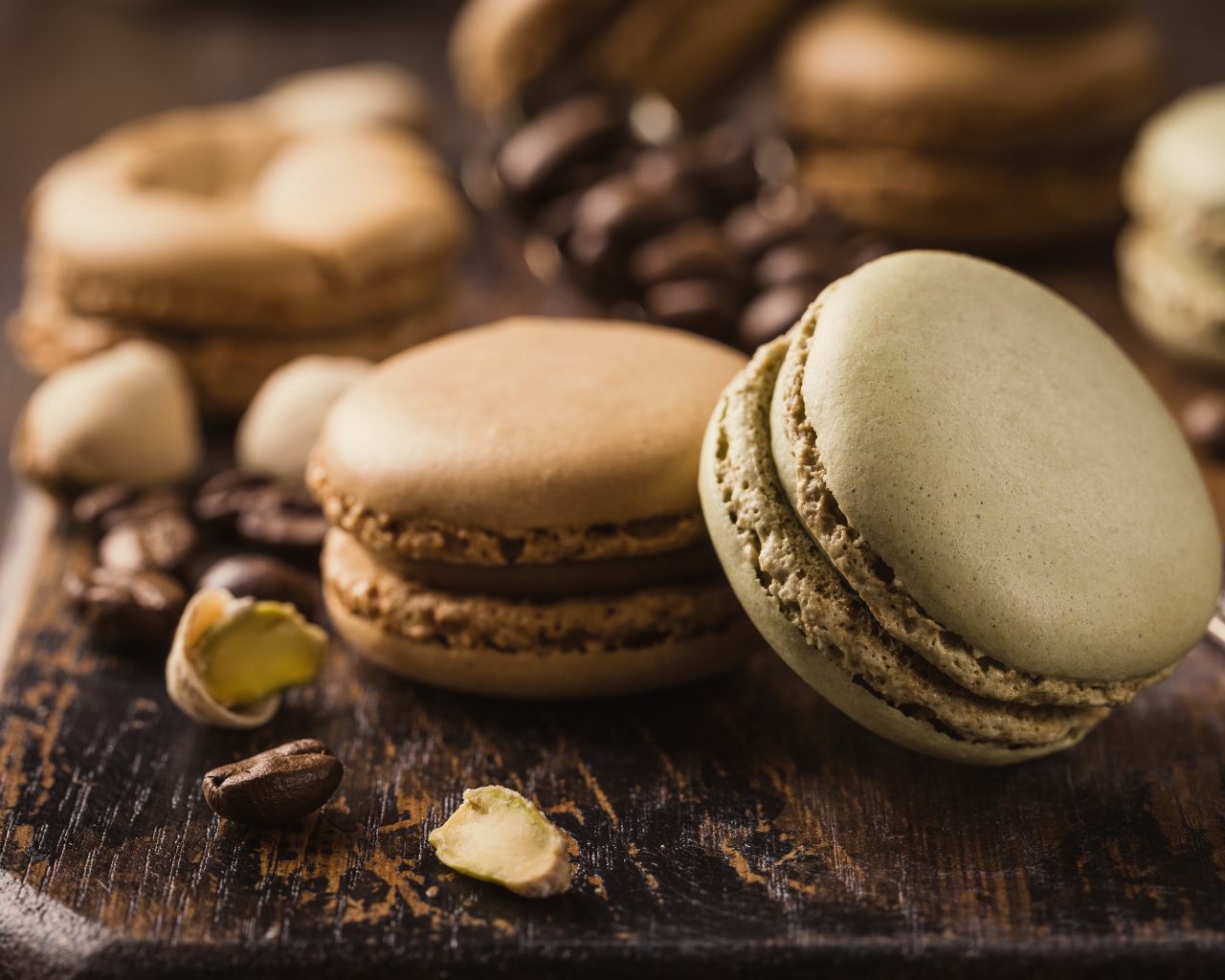 Десерт макарун на столе с кофейными зернами