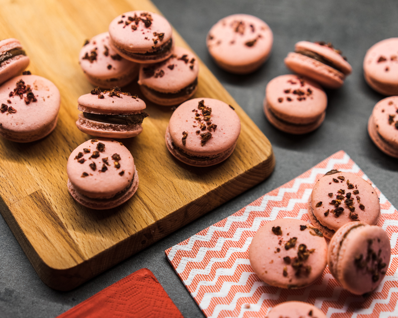 Десерт макарун на деревянной доске