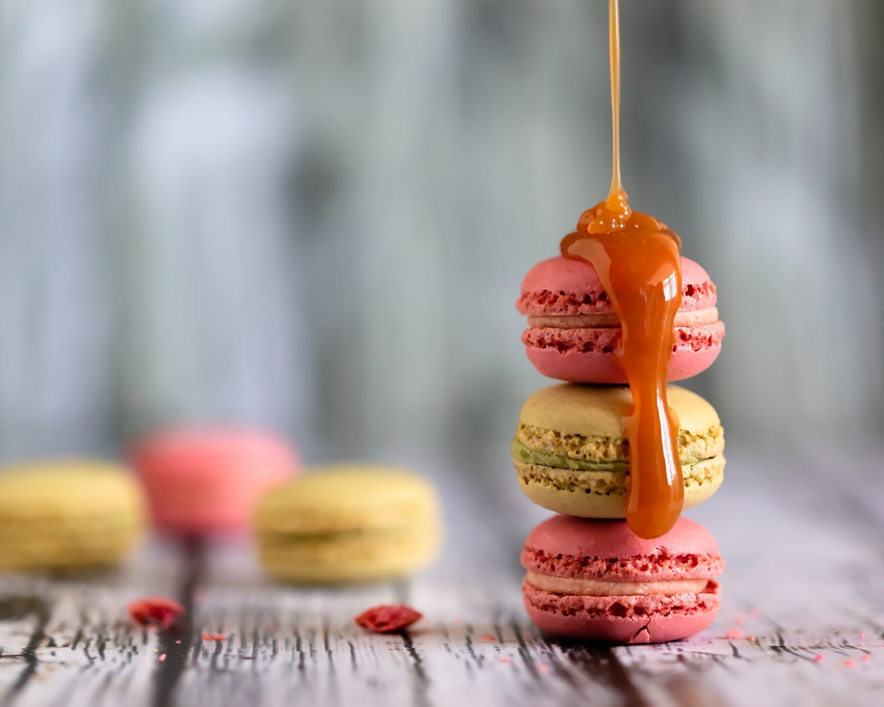 Десерт макарун с карамелью на столе