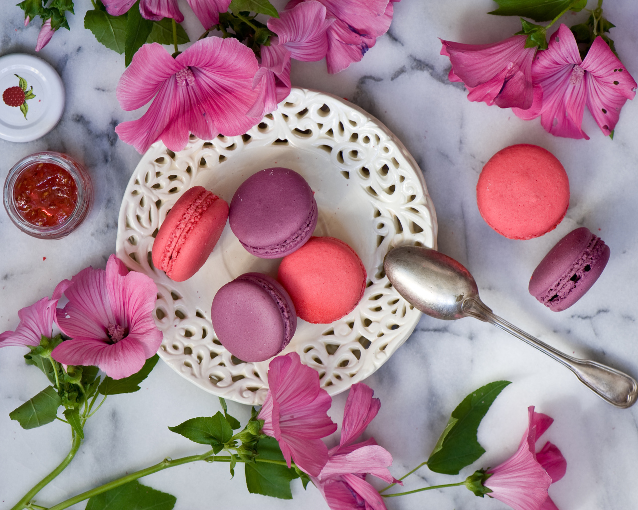Десерт макарун с розовыми цветами мальвы