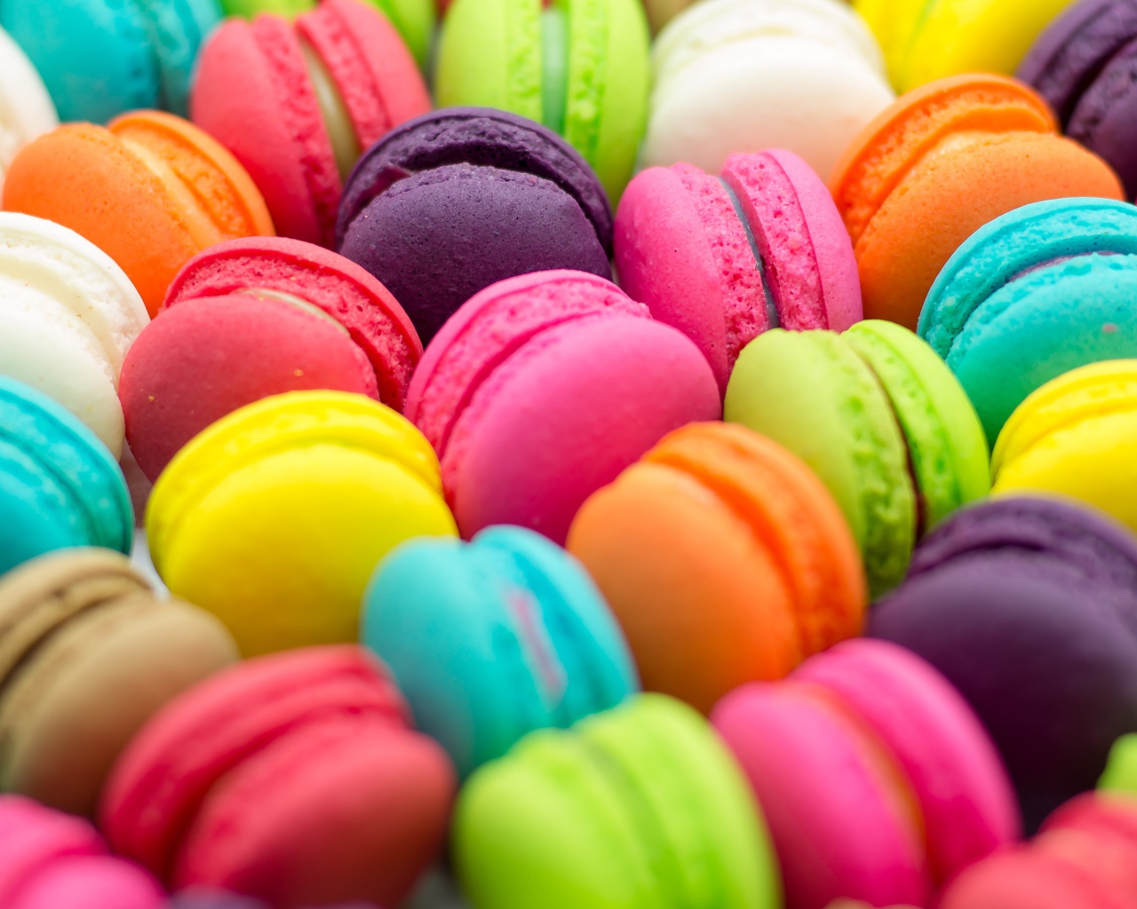 Много разноцветного десерта макарун крупным планом