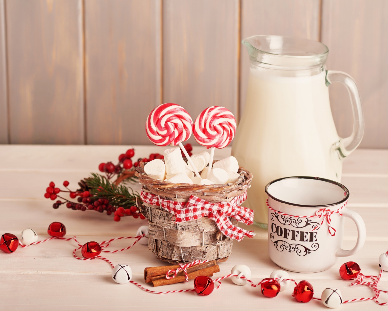 Маршмеллоу на столе с кофе и молоком