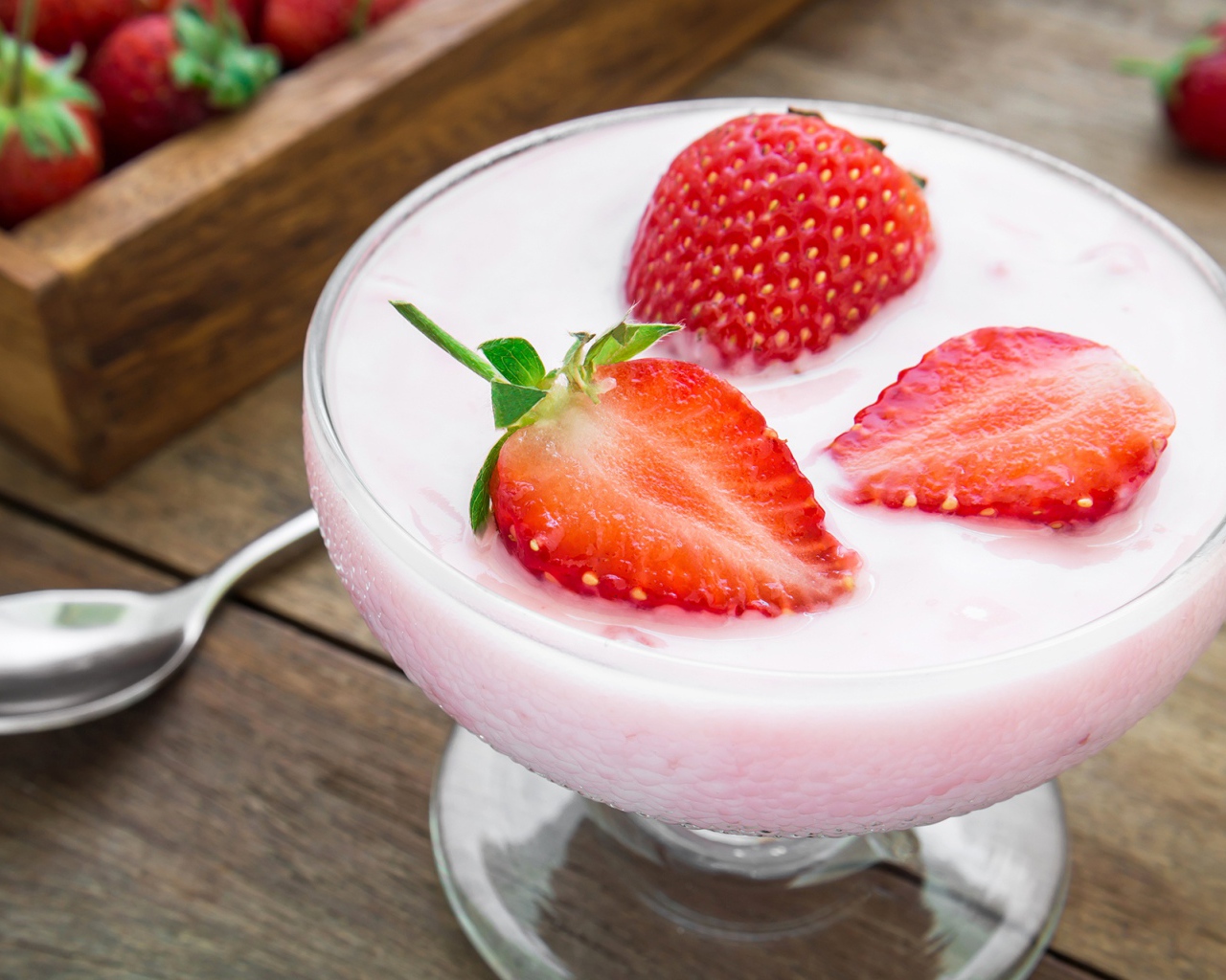 Молочный десерт в креманке с ягодами клубники