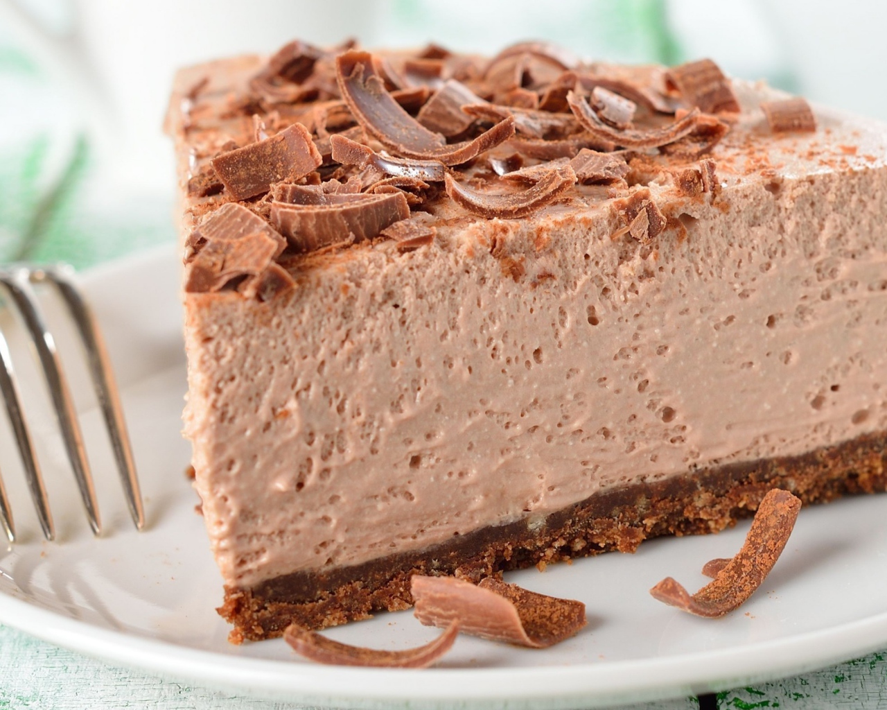 Торт мусс с шоколадной стружкой на тарелке