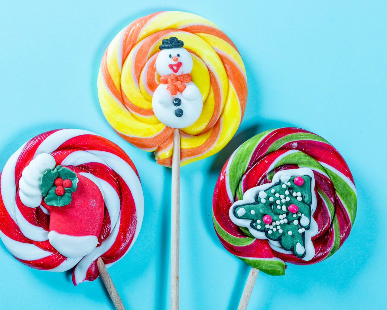 Разноцветные леденцы на палочках на голубом фоне