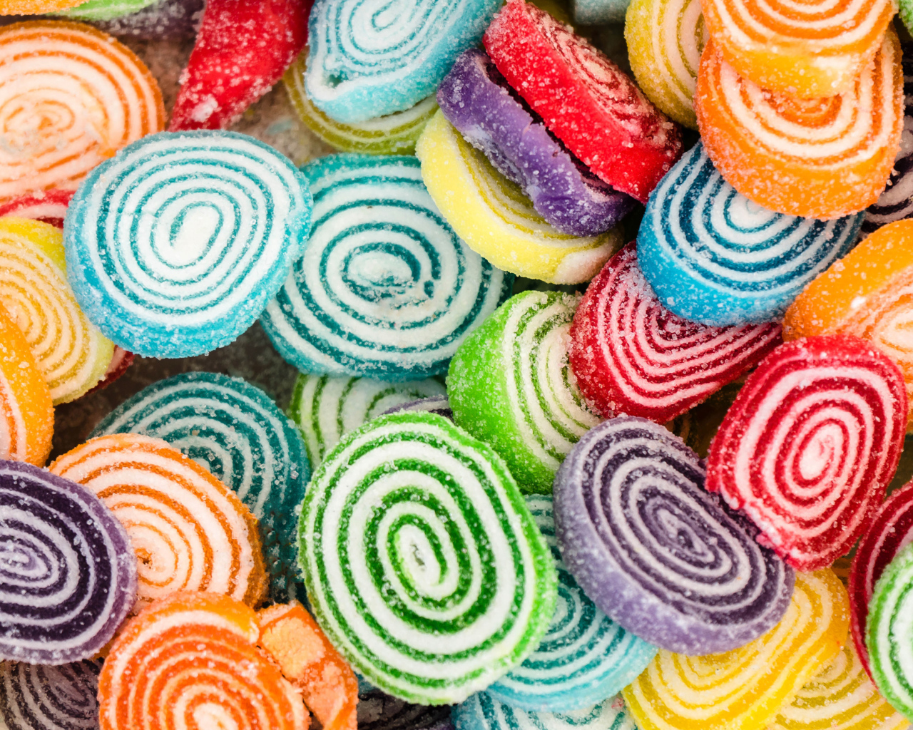 Разноцветный спиральный мармелад в сахаре крупным планом