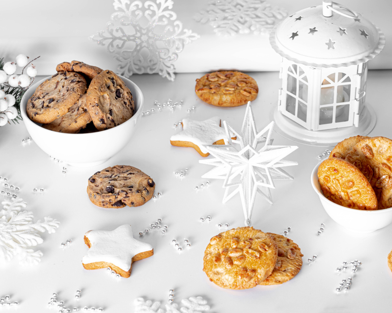 Овсяное печенье на столе с фонарем и бусами