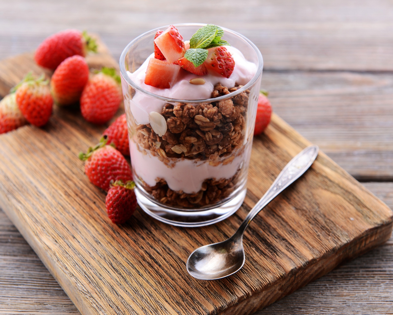 Овсяные хлопья в стакане с йогуртом и ягодами клубники