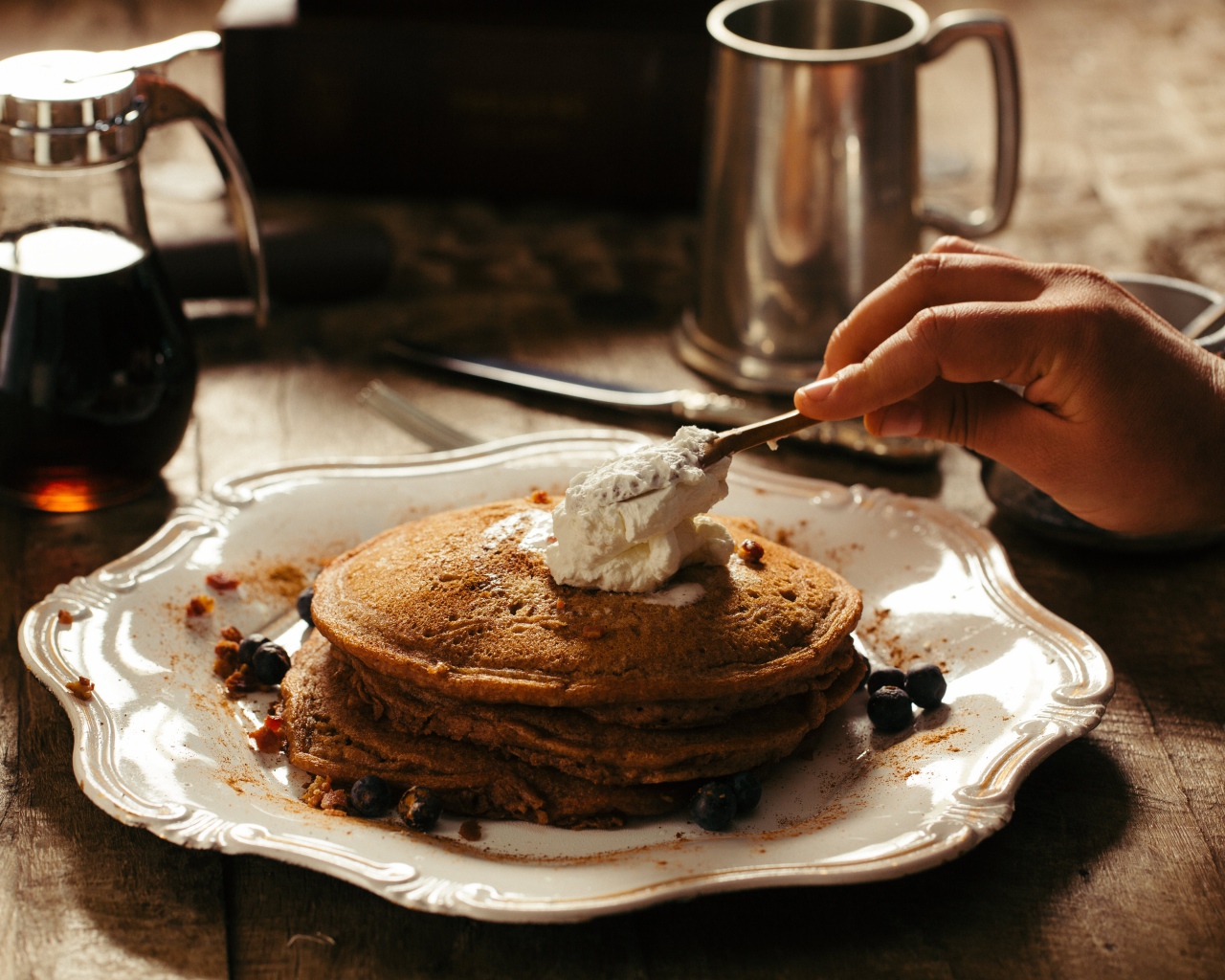 Панкейки со сливками на тарелке 