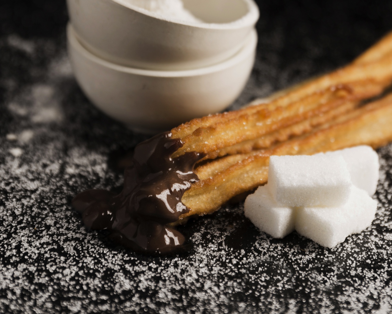 Выпечка с шоколадом на столе с сахаром