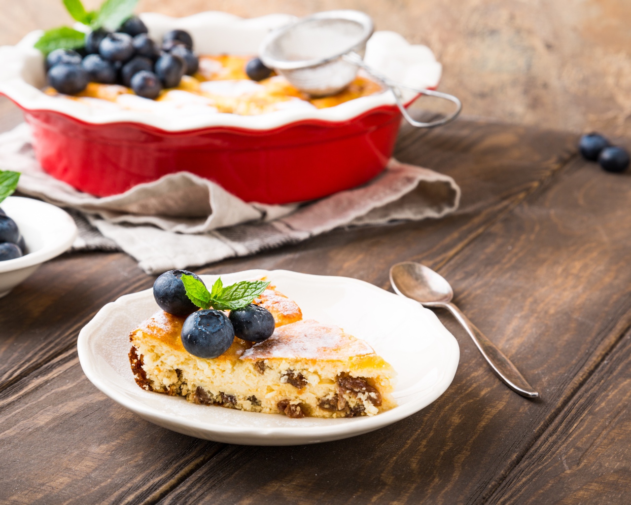 Пирог с изюмом и ягодами черники на столе