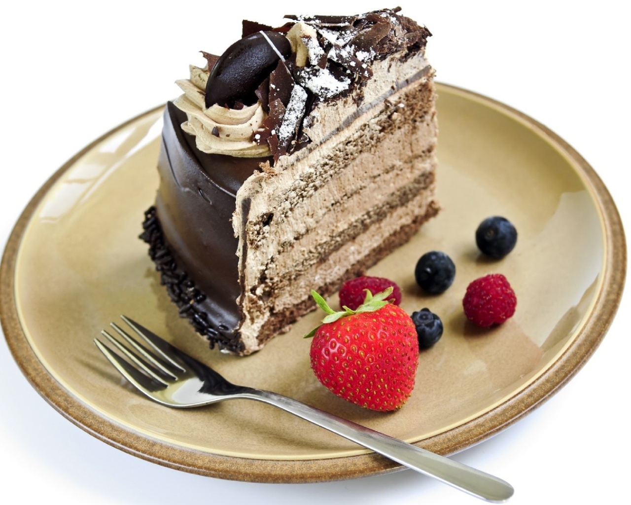 Кусок торта с ягодами на тарелке на белом фоне