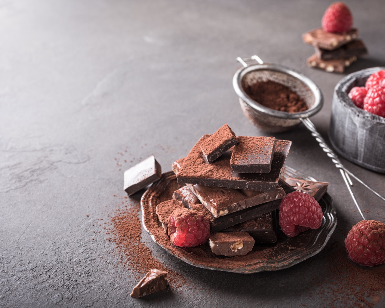 Кусочки шоколада посыпаны какая на тарелке с малиной
