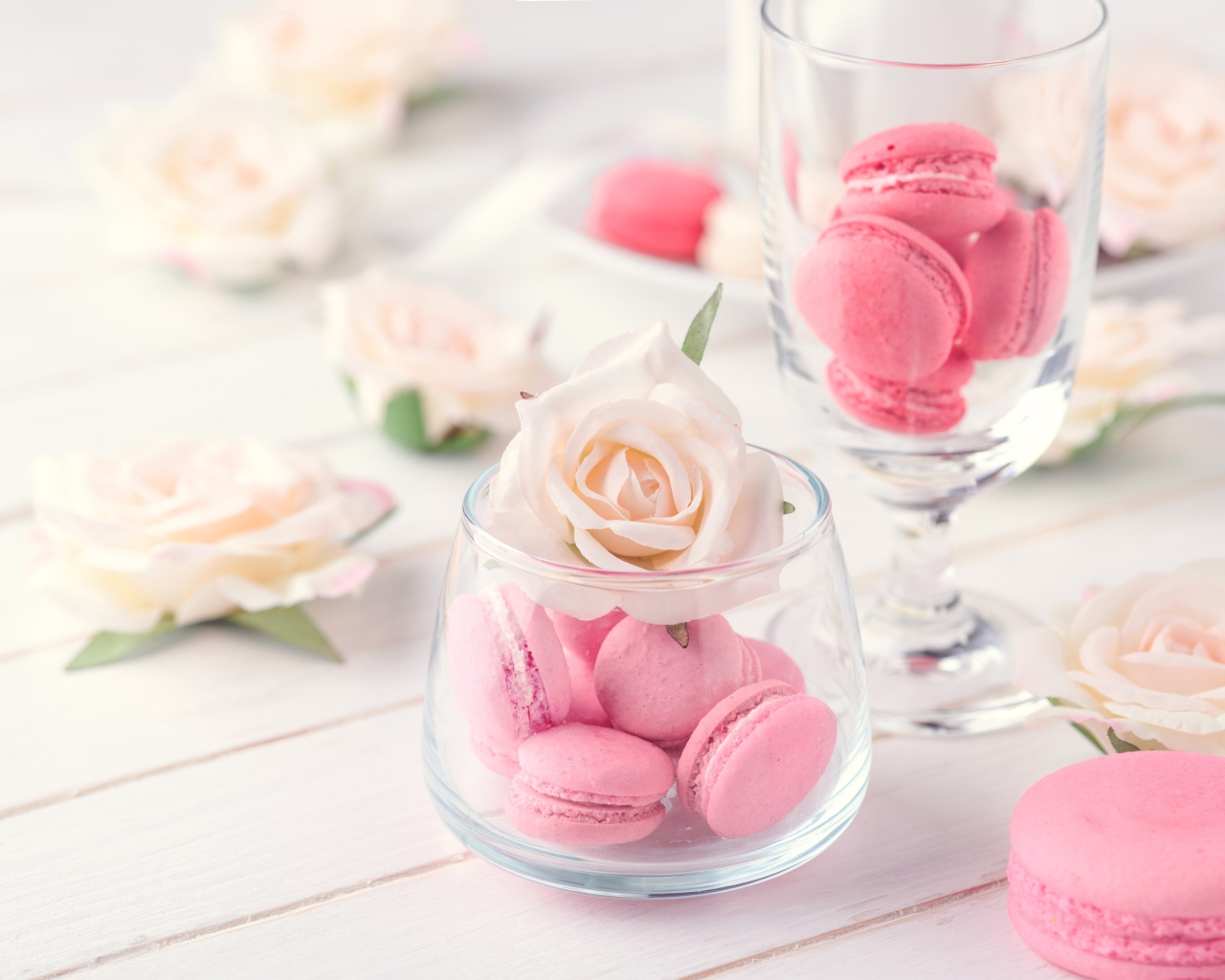Розовый десерт макарон в вазе с розой