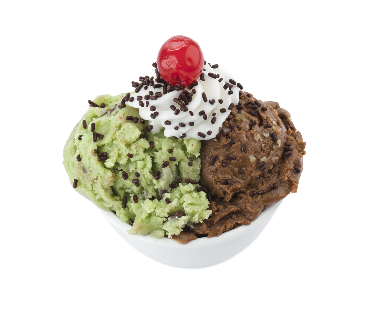 Фисташковое и шоколадное мороженое в креманке на белом фоне