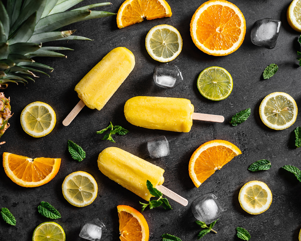 Фруктовое мороженое на сером фоне с цитрусовыми и лимоном 
