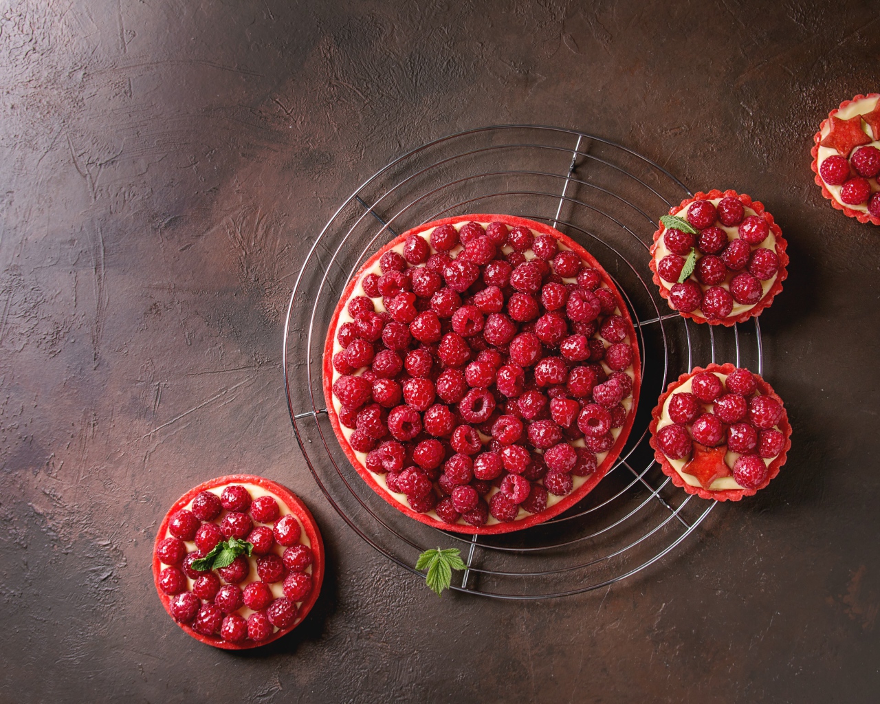 Пирог с малиной и кексы с малиной на столе 