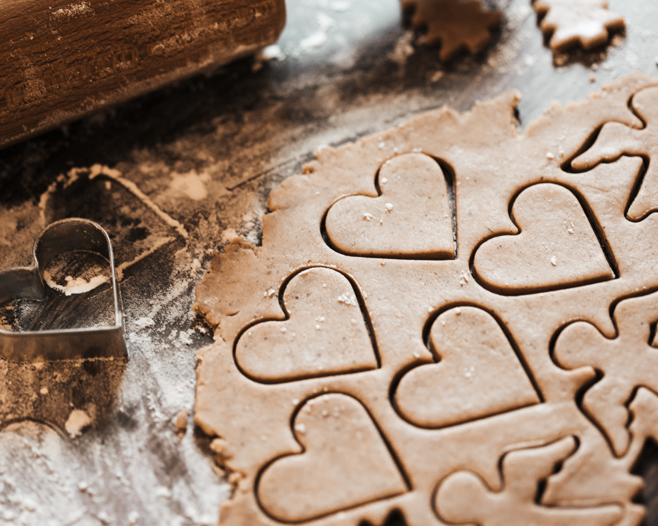 Сырое печенье в форме ангелов и сердечек