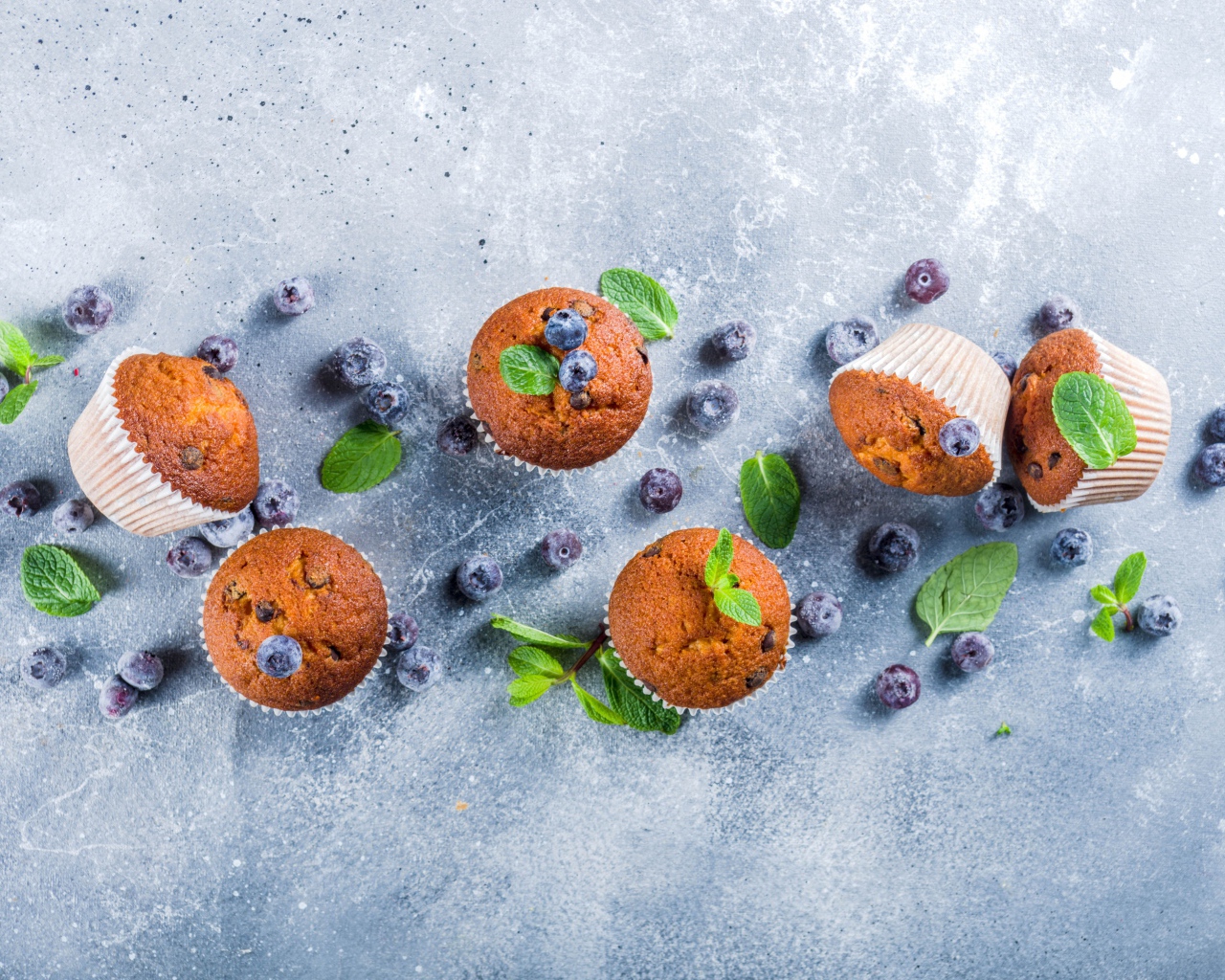 Румяные кексы на столе с ягодами черники