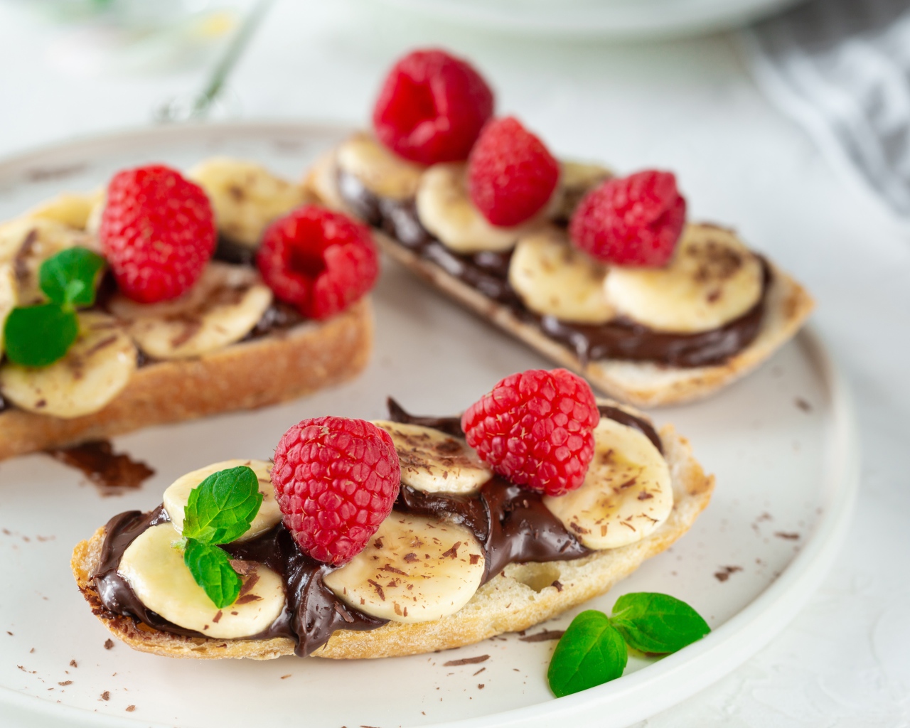 Бутерброды с шоколадом, бананами и малиной 