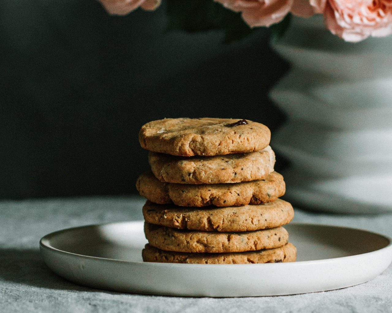 Песочное печенье на тарелке на столе