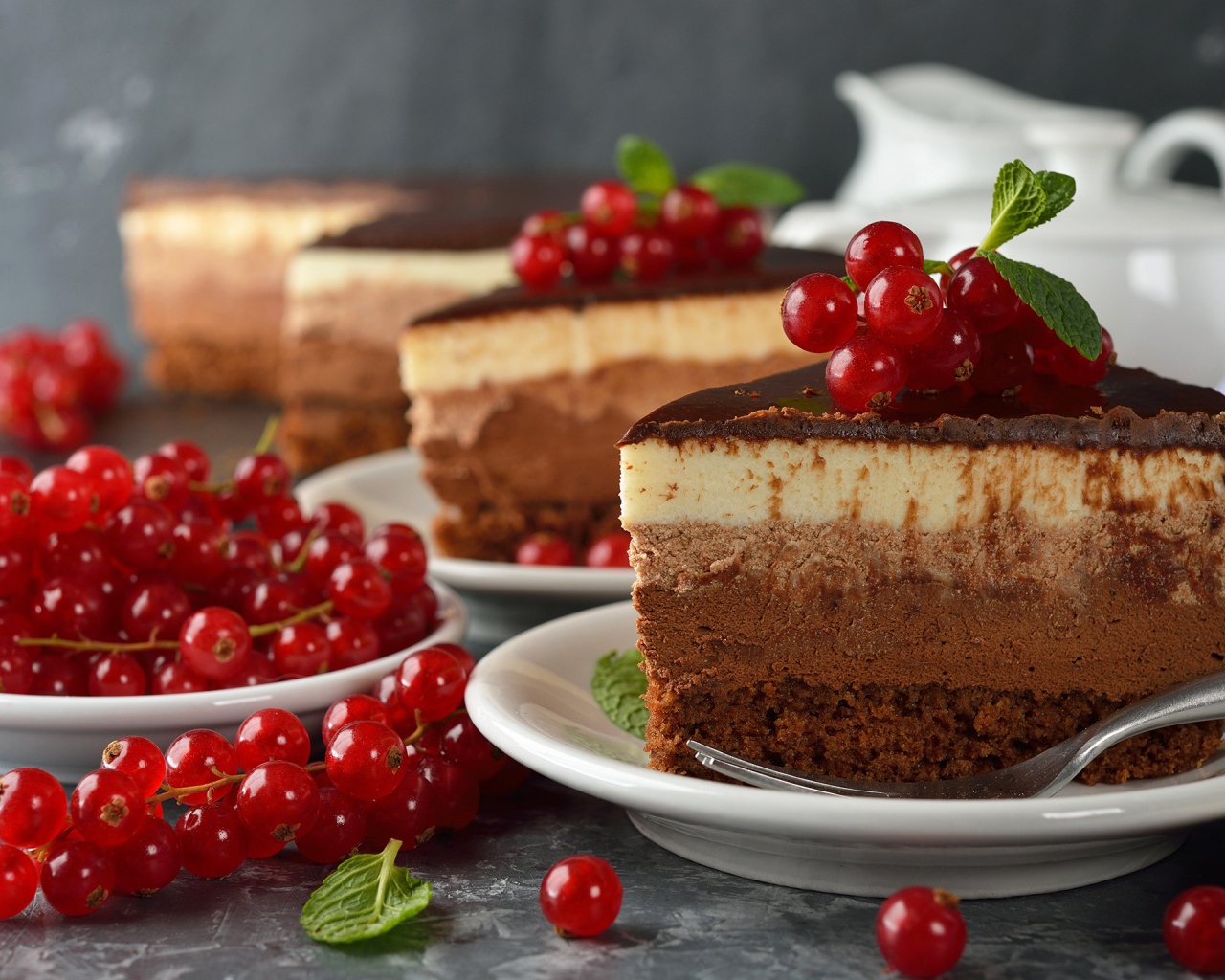 Кусок торта Три шоколада с ягодами красной смородины