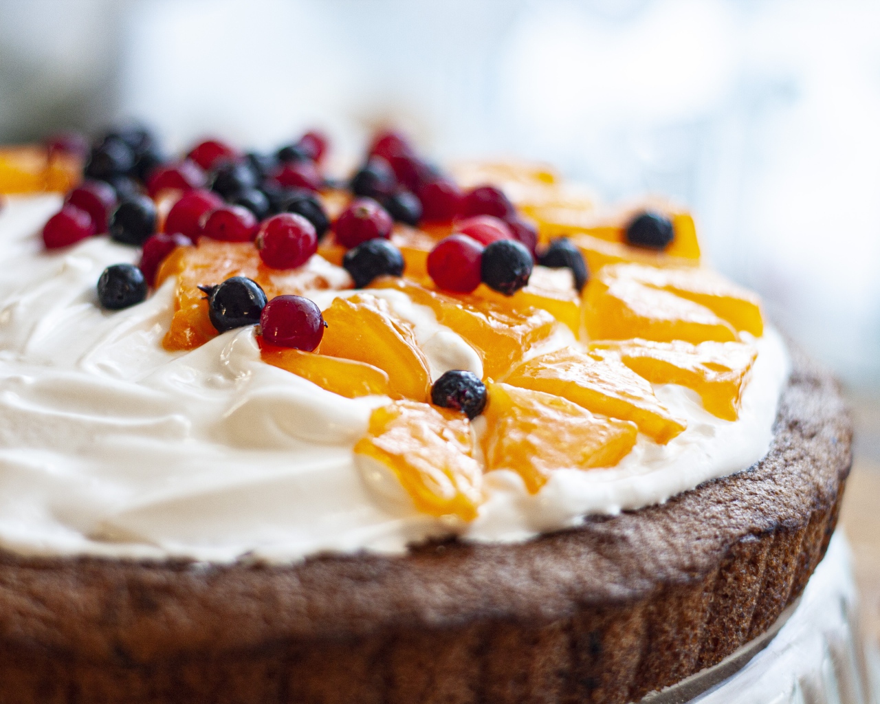 Сладкий пирог с кремом и ягодами 