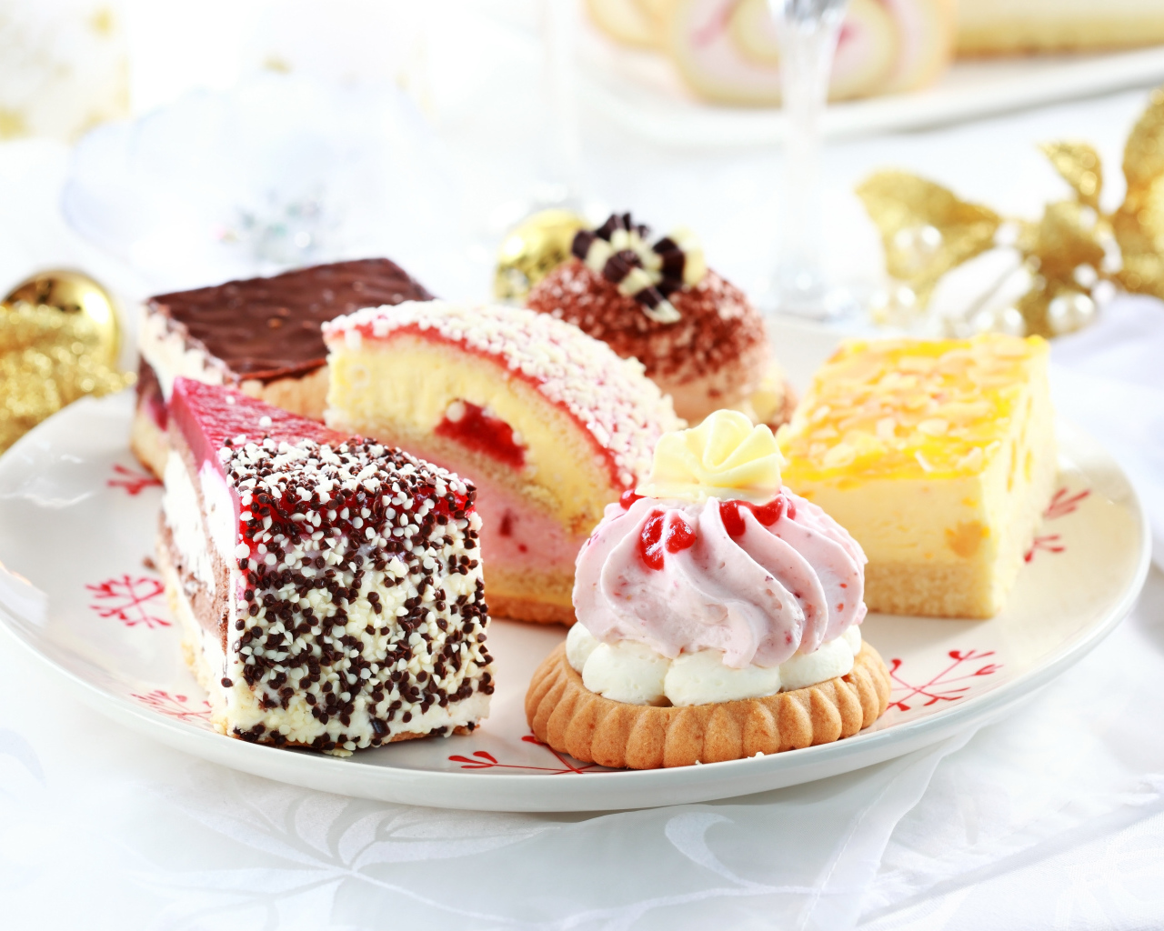 Вкусные пирожные на тарелке 