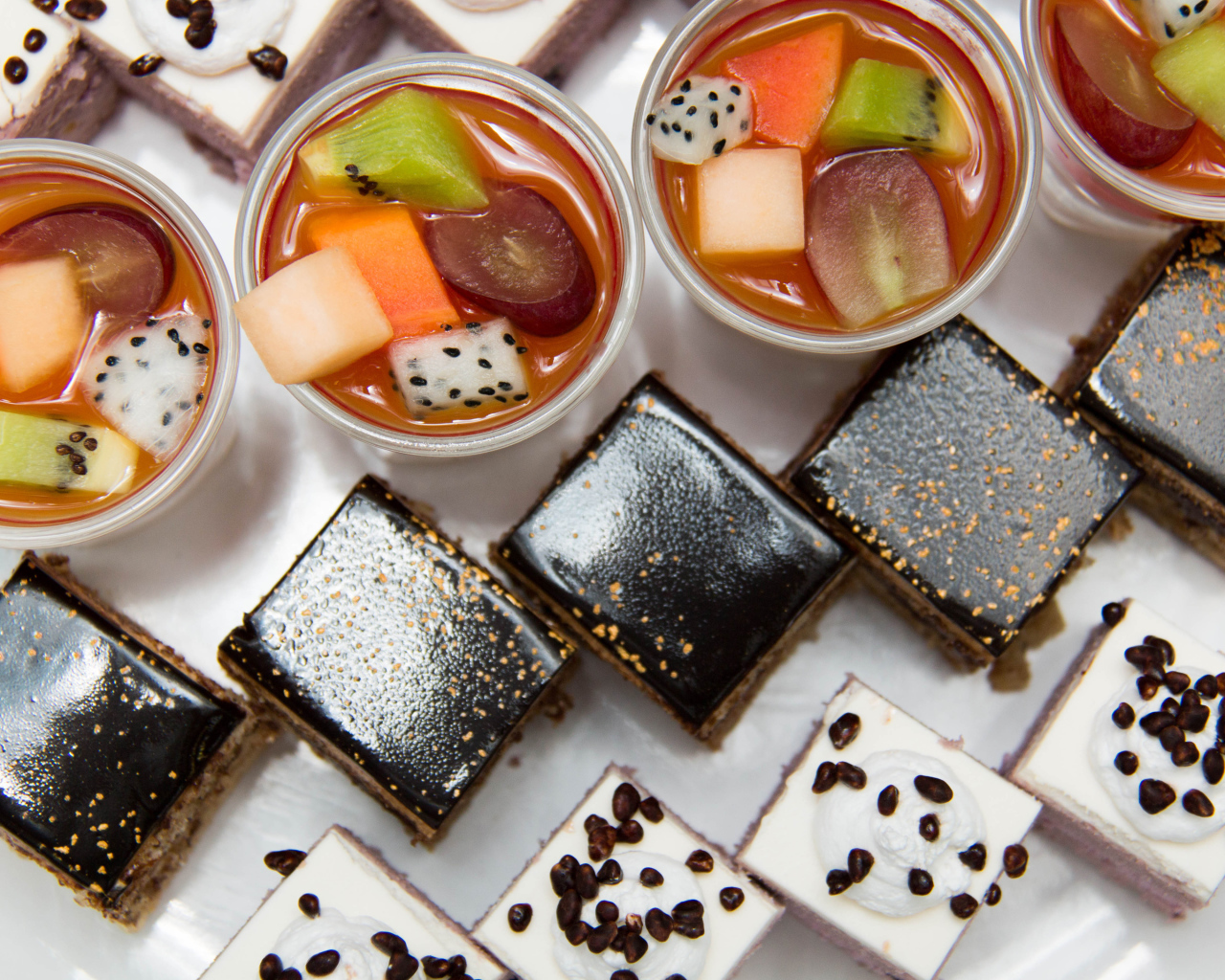 Вкусные пирожные на столе с соком 