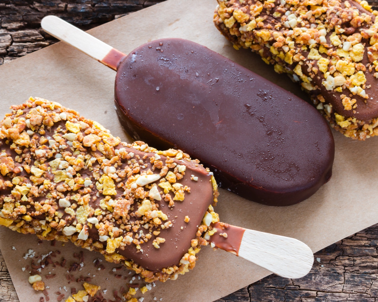 Вкусное холодное мороженое в шоколаде на столе 