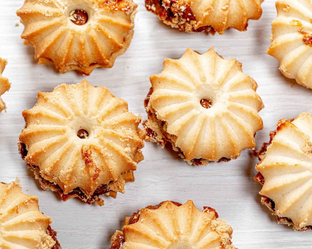 Вкусное печенье со сгущенкой на столе крупным планом