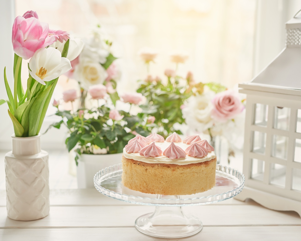 Вкусный пирог на столе с букетом тюльпанов 