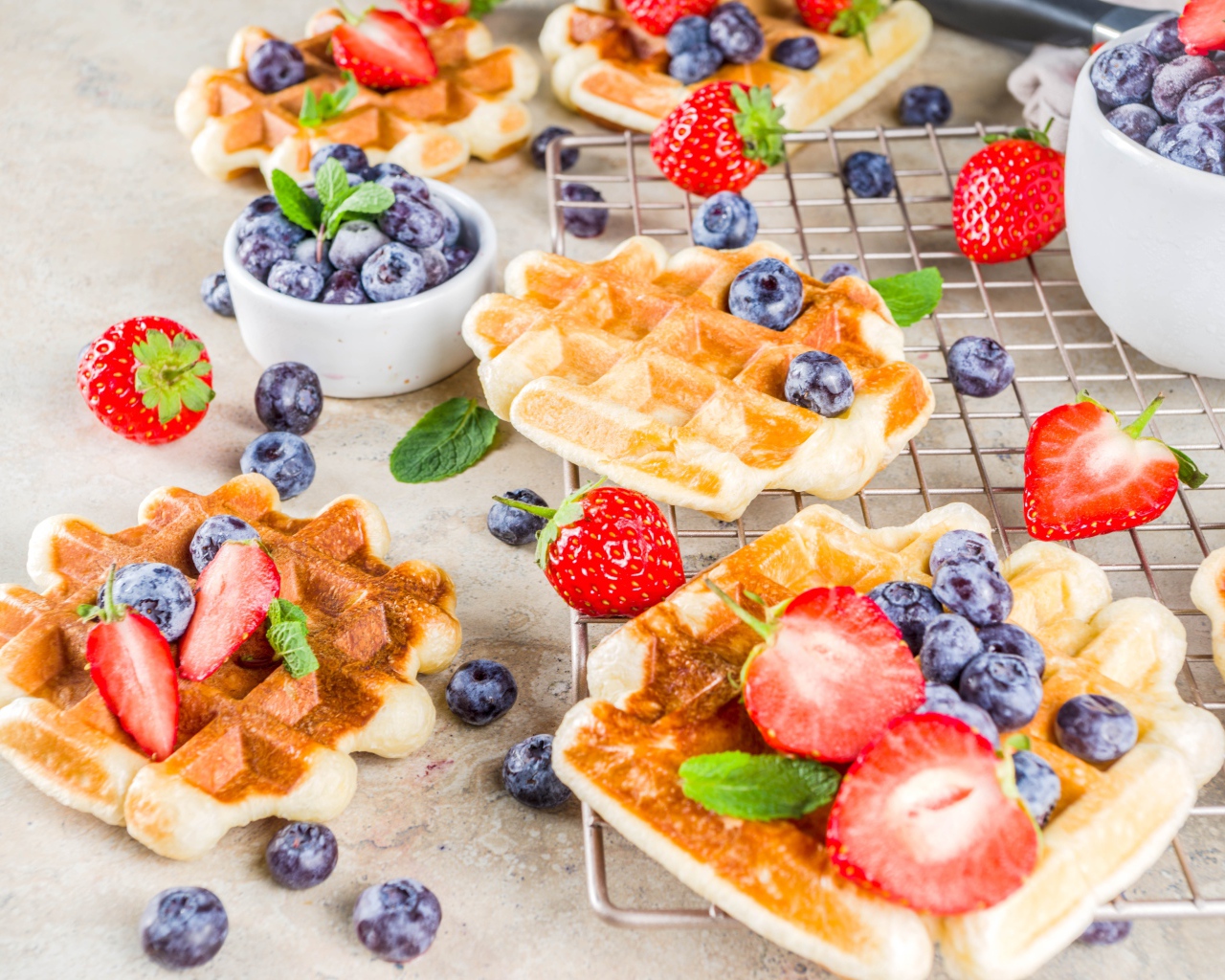 Вкусные сладкие вафли на столе с ягодами черники и клубники