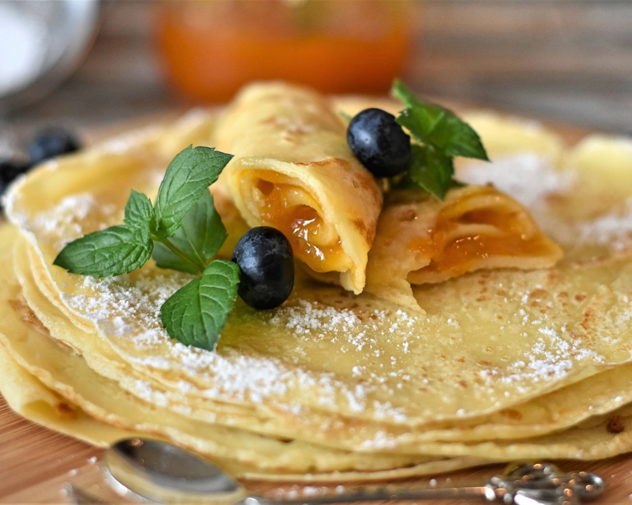 Тонкие блины с джемом и ягодами черники 