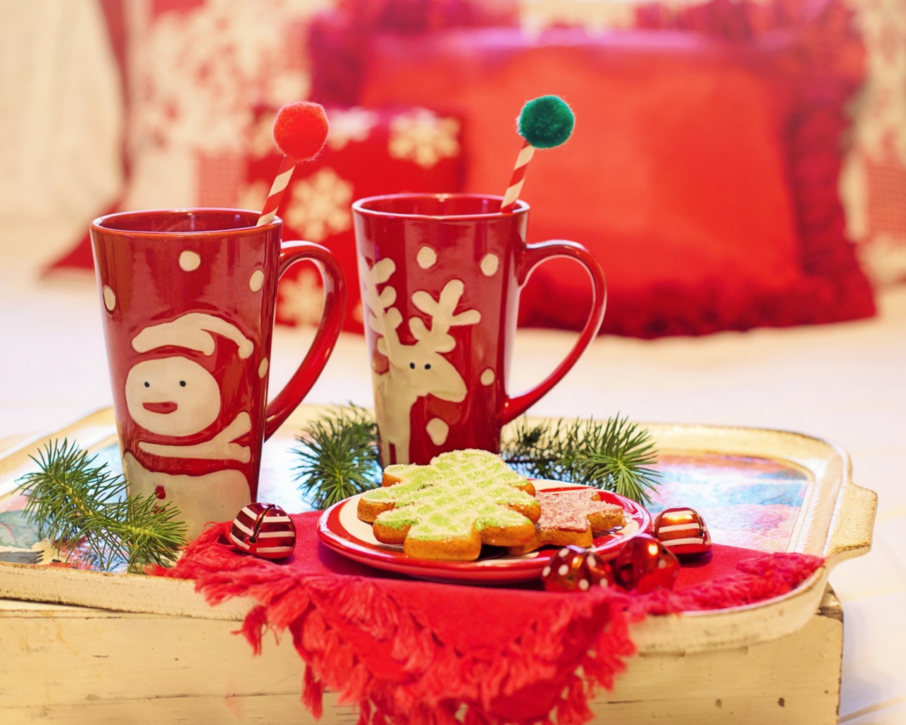 Две красные чашки с печеньем на столе на Рождество 