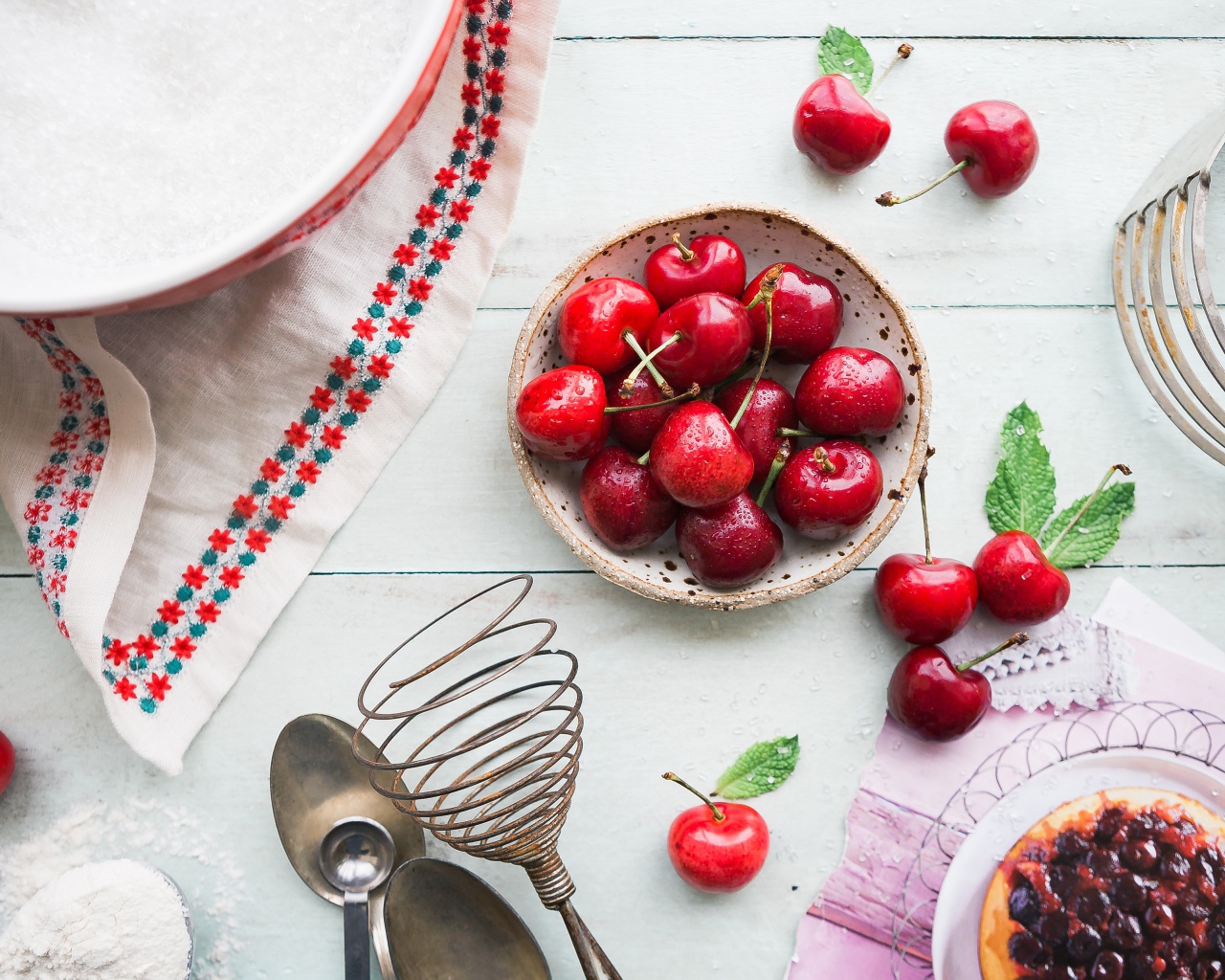 Мокрые ягоды черешни на столе с пирожным