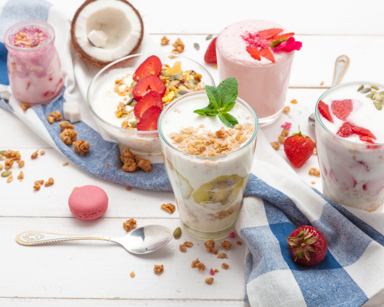 Йогурт с хлопьями и ягодами клубники на столе 