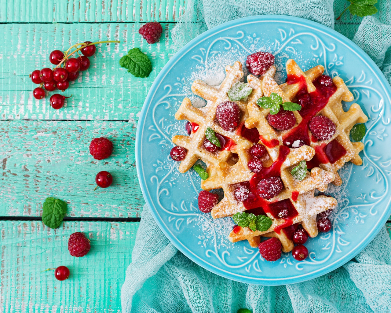 Аппетитные вафли с малиной, красной смородиной и джемом 