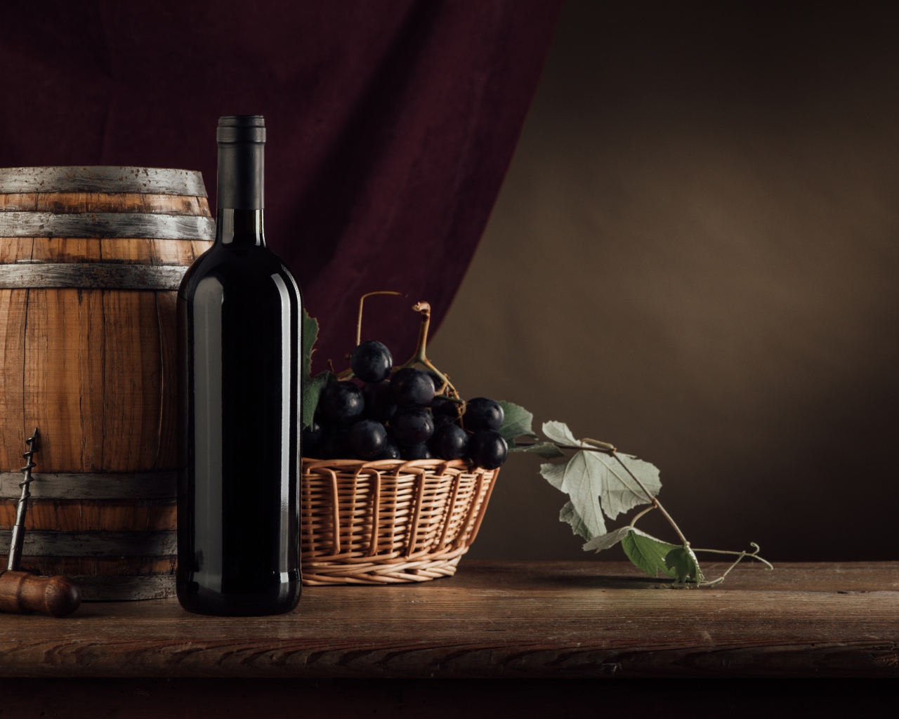 Бочка с вином на столе с виноградом 