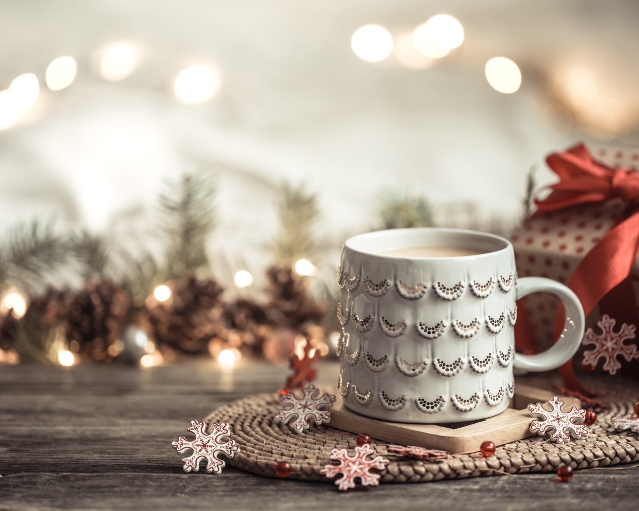 Красивая белая чашка какая на столе с подарком